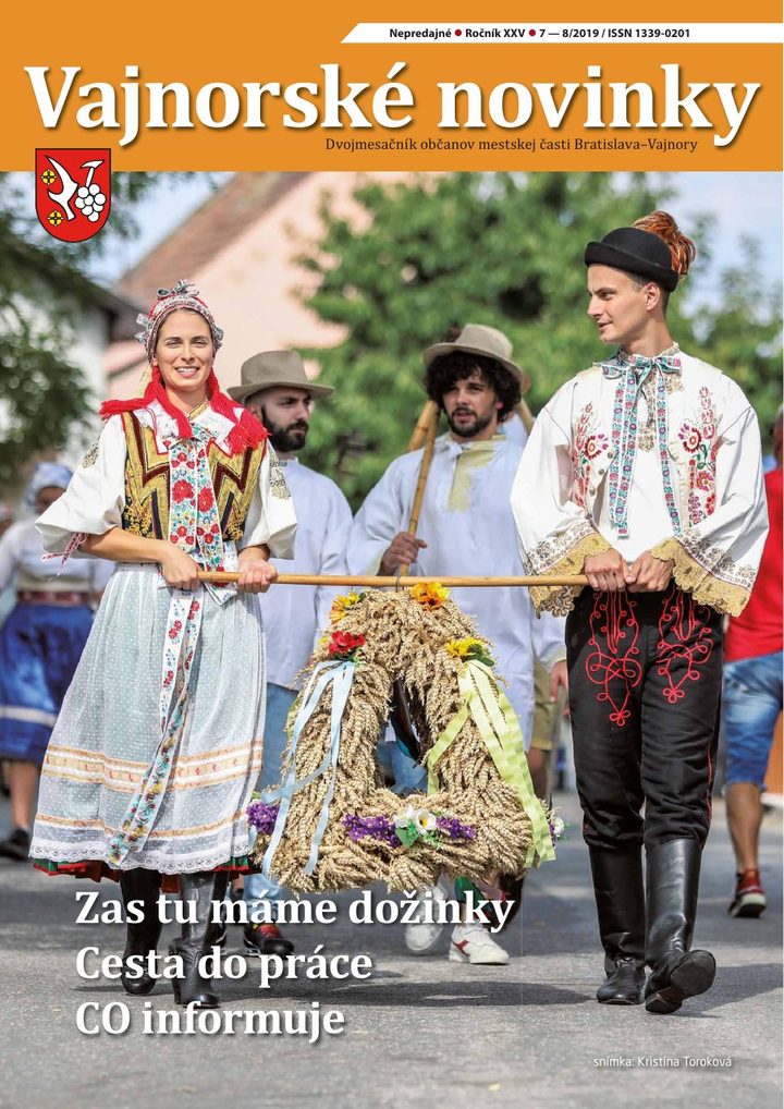 Titulná strana Vajnorských noviniek 7 – 8/2019: dvojica v kroji nesie dožinkový veniec, titulok Zas tu máme dožinky