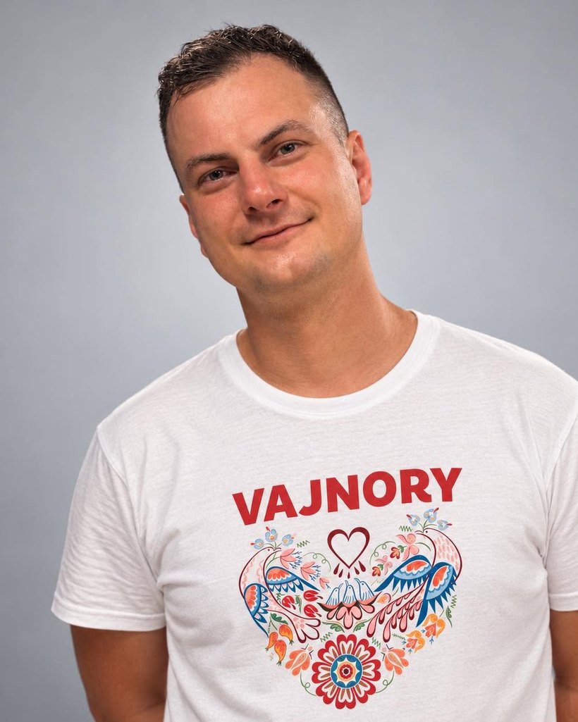 Ondrej Mišák v tričku s vajnorským ornamentom